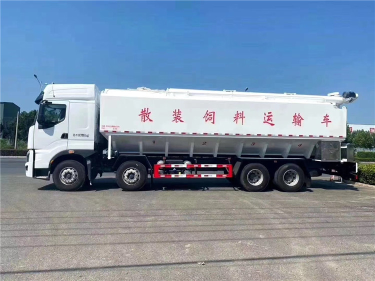 柳汽乘龍小三軸飼料車(chē) 畜牧漁業(yè)飼料銷(xiāo)售的理想選擇